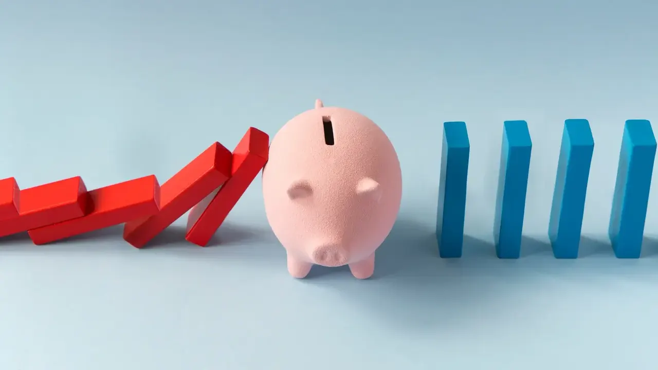 Um cofre de porquinho com dados vermelhos de um lado e azul do outro.