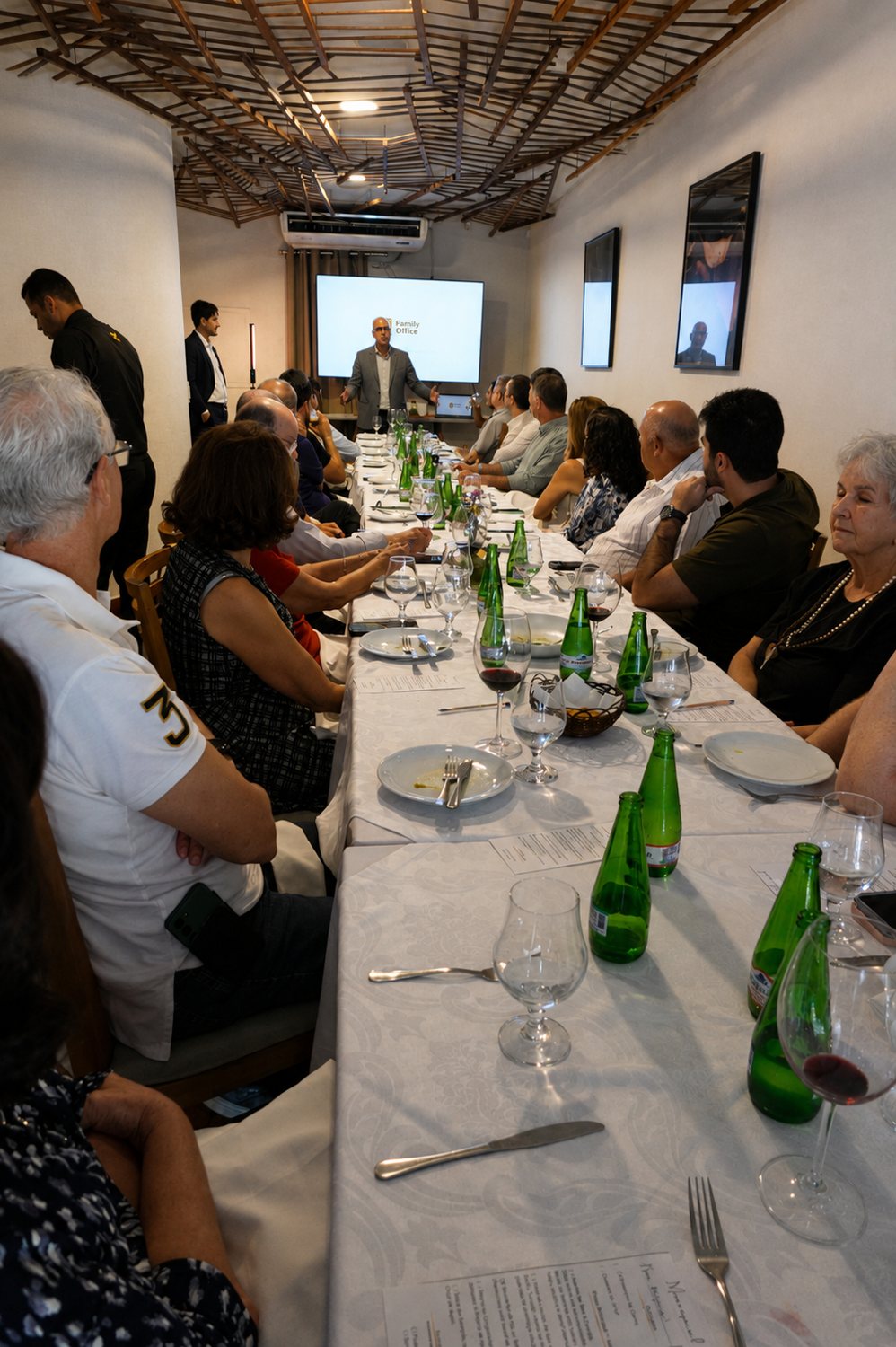 Convidados reunidos à mesa em um encontro do Family Office Club