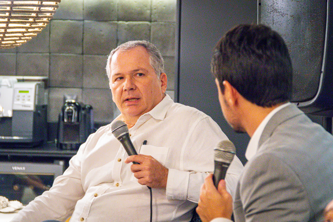 Membro participando com o microfone em um encontro do Family Office Club