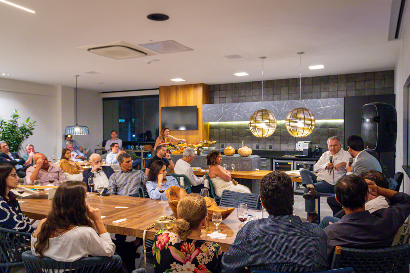 Plenária reunida ao redor da mesa durante o encontro do Family Office Club